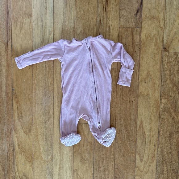 Angel dear newborn zipper pajamas in dusty rose like new condition - Picture 4 of 4